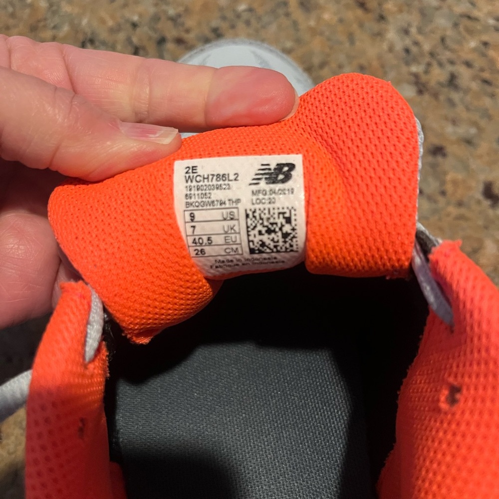 New Balance Women’s Gray & Orange Court Tennis Shoes- 9 Extra Wide - Picture 4 of 7